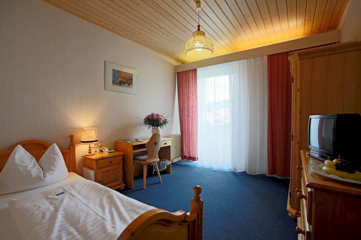 In-room safe, desk, bed sheets