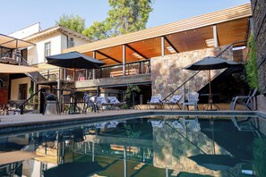Outdoor pool, pool umbrellas - Happy House Hostel (Santiago)