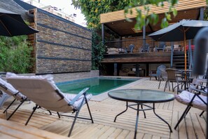 Outdoor pool, pool umbrellas - Happy House Hostel (Santiago)