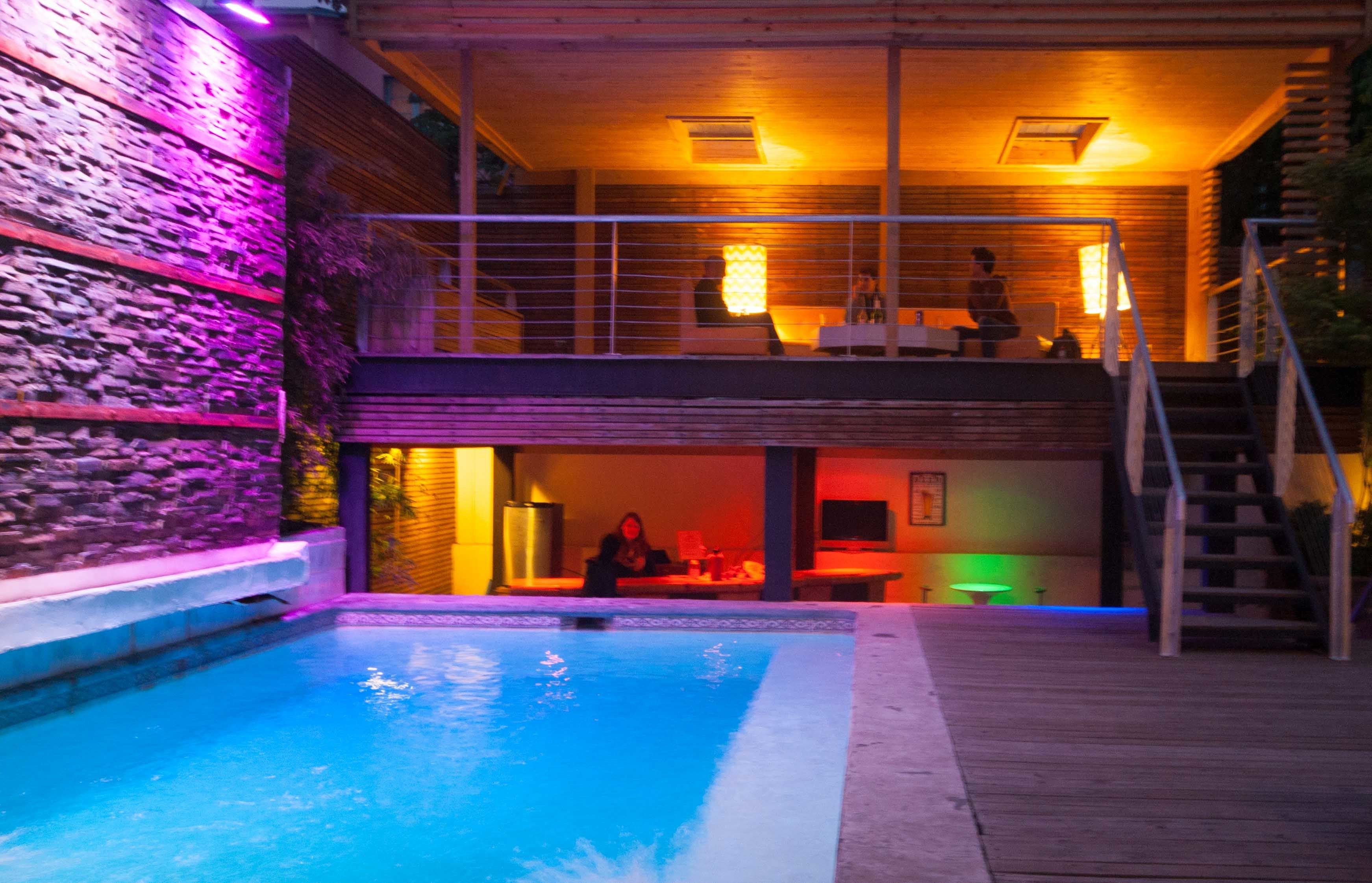 Alberca al aire libre y sombrillas en la alberca 