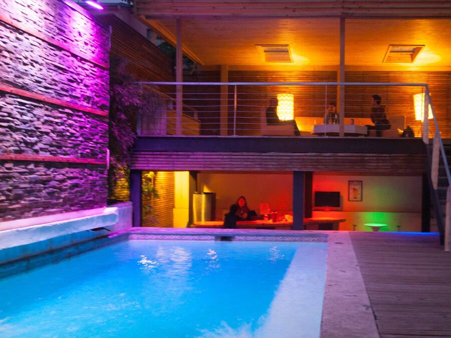 Alberca al aire libre y sombrillas en la alberca