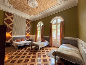 Premium bedding, individually decorated, individually furnished - Happy House Hostel (Santiago)