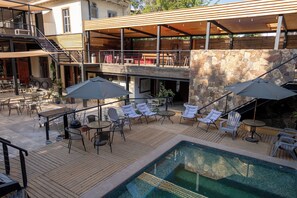 Una piscina al aire libre, sombrillas