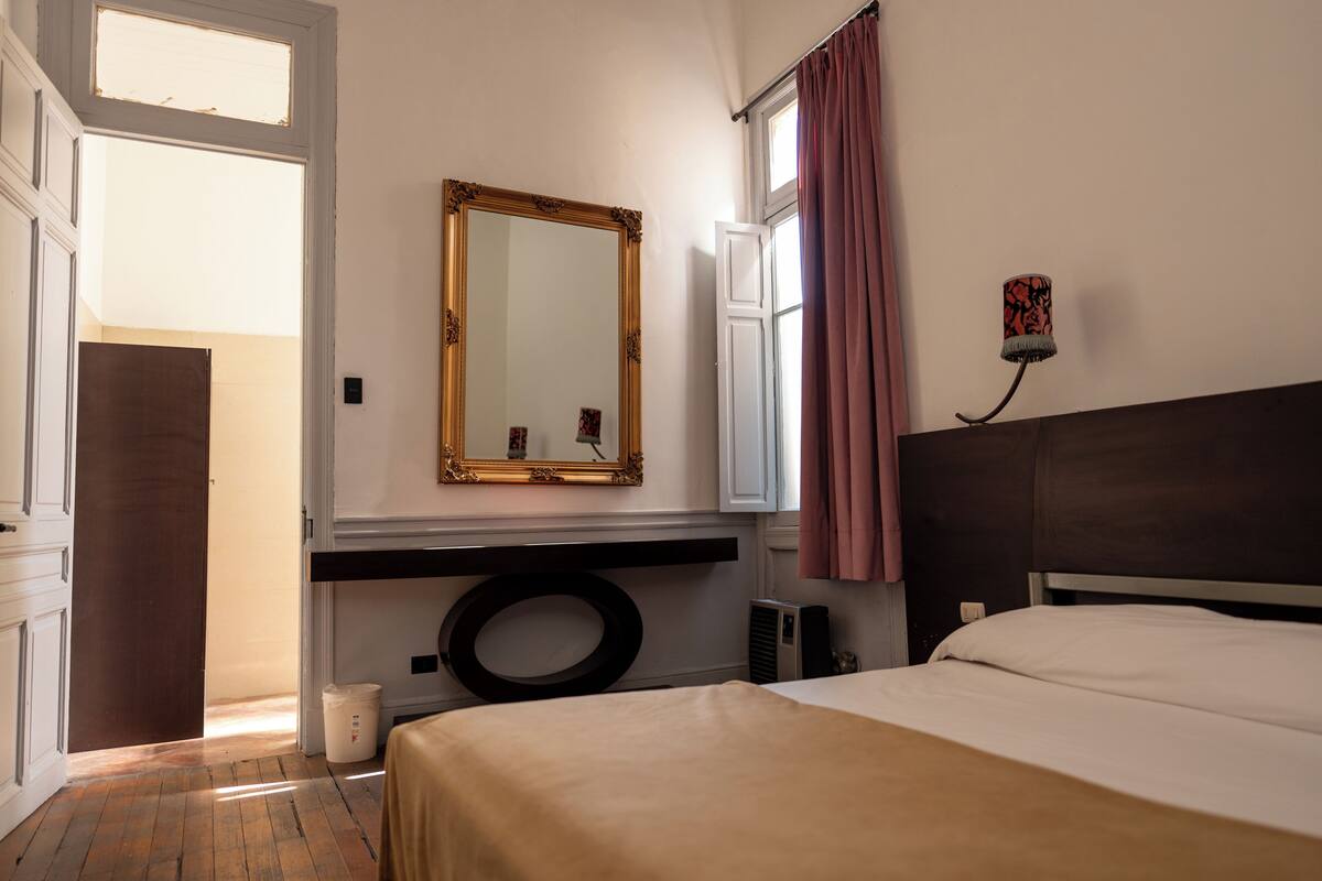 Habitación doble Deluxe, 1 cama matrimonial, baño privado | Ropa de cama de alta calidad y decoración personalizada