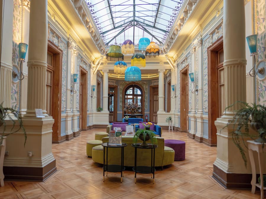 Una mesa de tenis de mesa