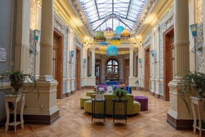 Una mesa de tenis de mesa