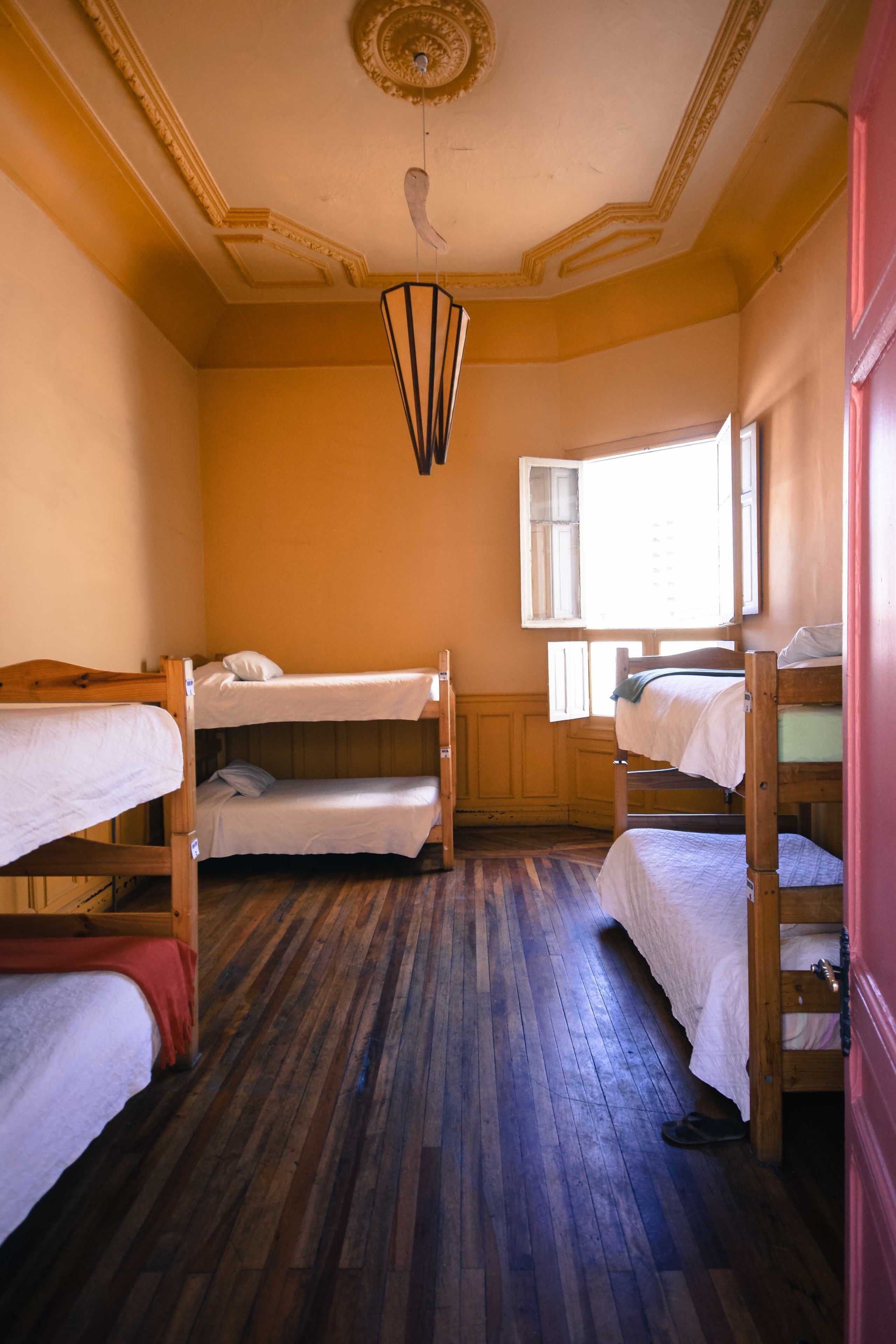 Slaapzaal, meerdere bedden, gedeelde badkamer (6 People) | Luxe beddengoed, Select Comfort-bedden, individueel gedecoreerd