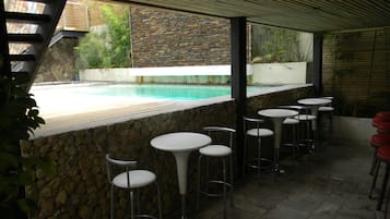 Bar junto a la piscina