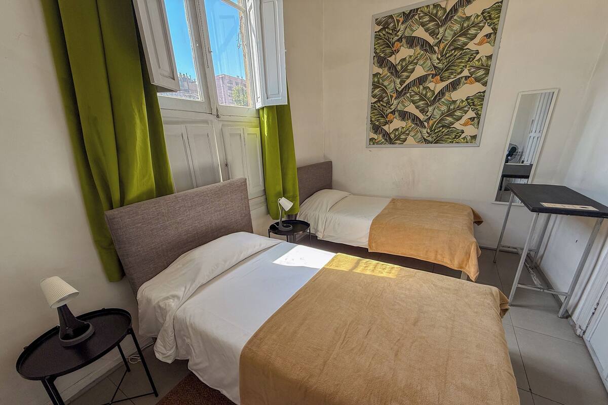 Habitación con 2 camas individuales, baño compartido | Ropa de cama de alta calidad y decoración personalizada
