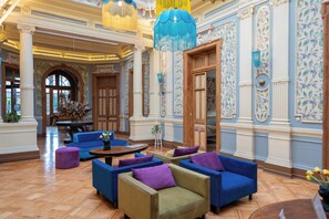 Lobby sitting area - Happy House Hostel (Santiago)