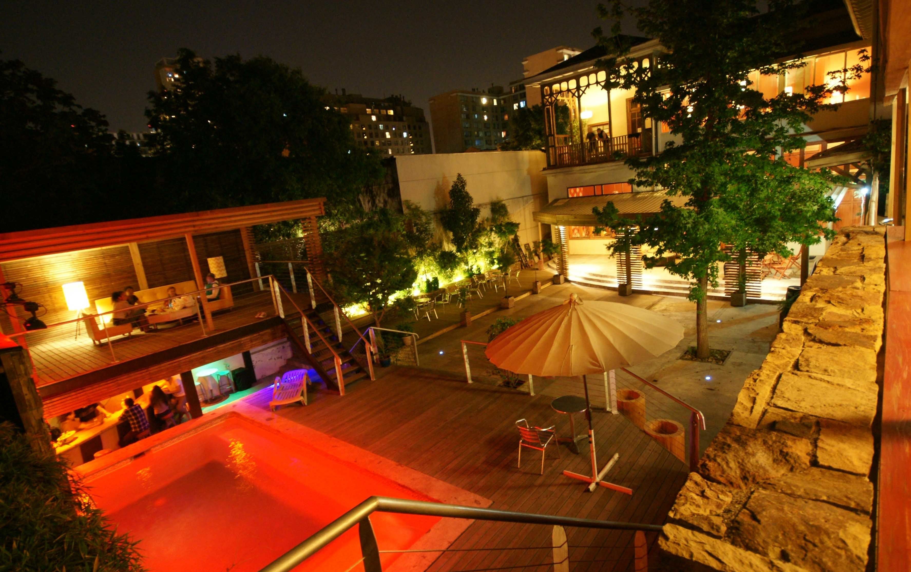 Una piscina al aire libre, sombrillas