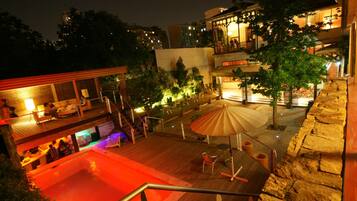 Alberca al aire libre y sombrillas en la alberca