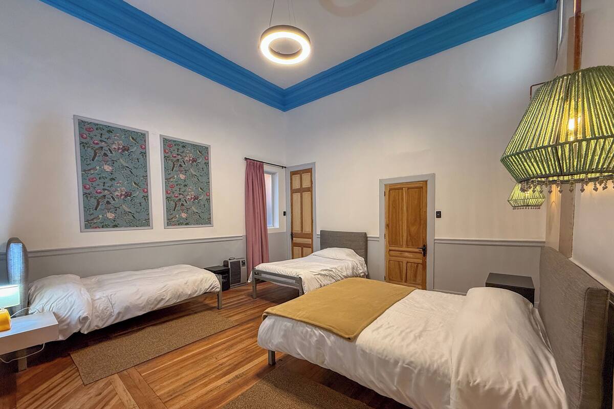 Habitación triple Deluxe, baño privado | Ropa de cama de alta calidad y decoración personalizada