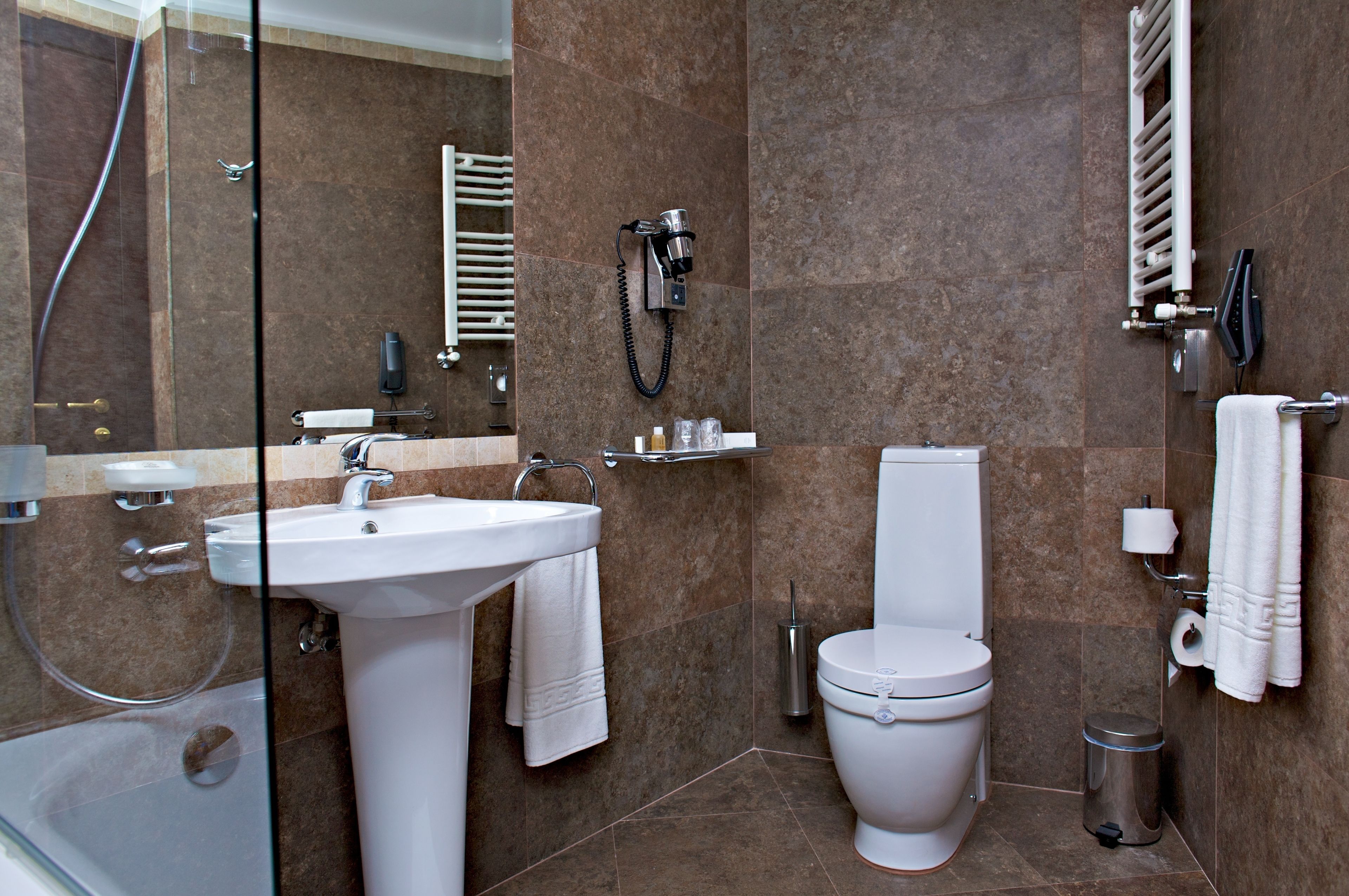 combined shower/bathtub, hair dryer, bathrobes, slippers