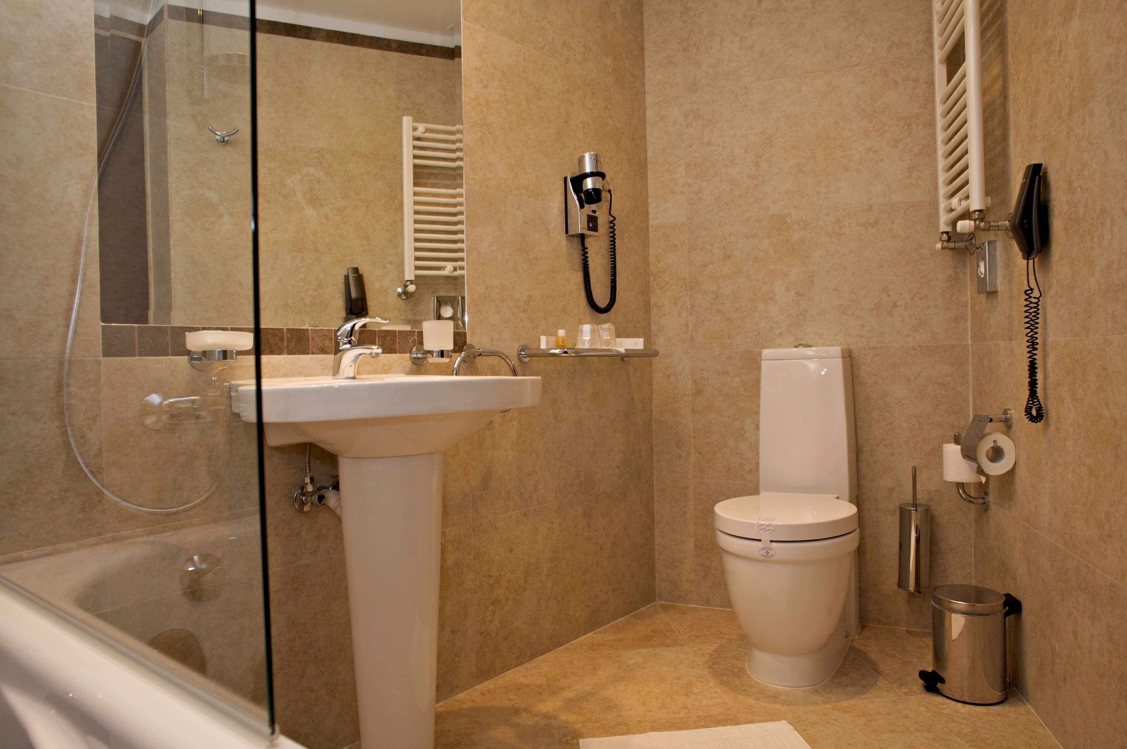 combined shower/bathtub, hair dryer, bathrobes, slippers