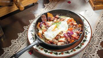 3 restaurants; breakfast, lunch, dinner, and brunch served