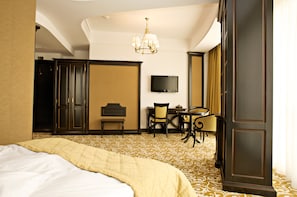 1 bedroom, memory-foam beds, minibar, in-room safe - Bellaria Hotel (Iasi)