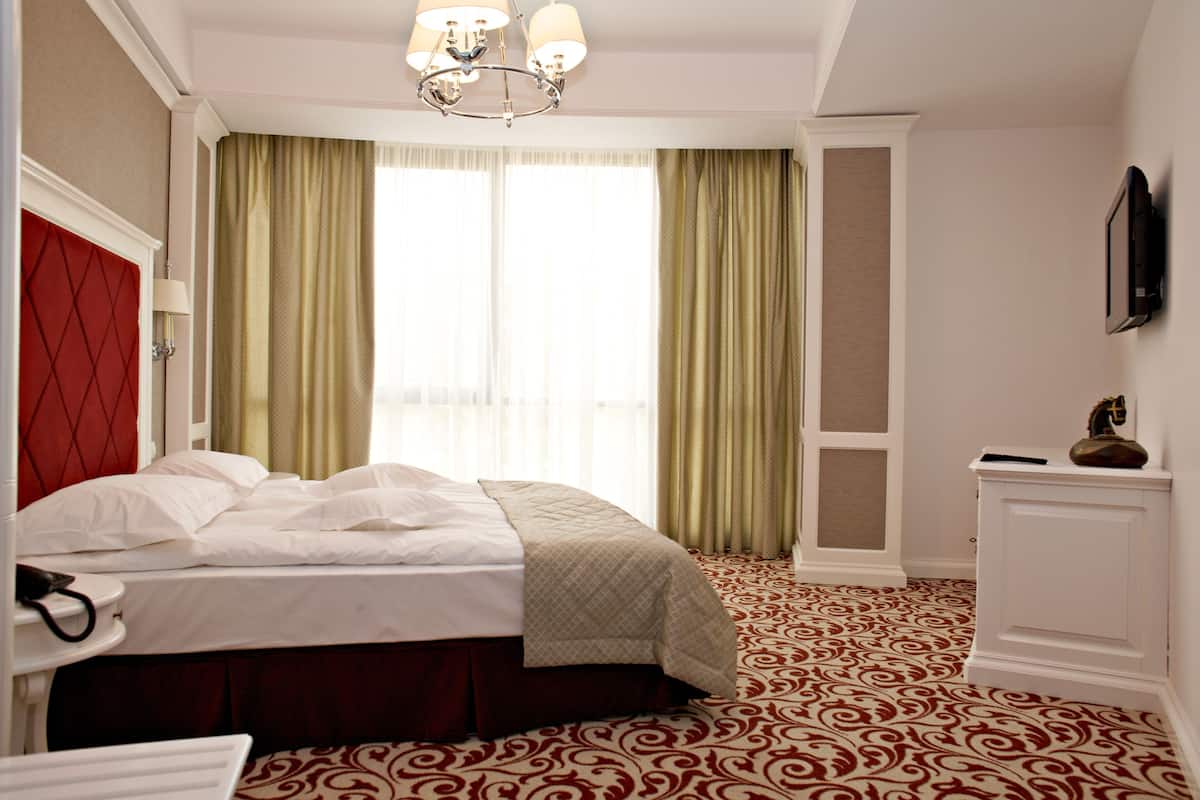 1 bedroom, memory-foam beds, minibar, in-room safe