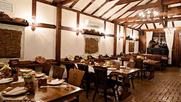 3 restaurants, breakfast served