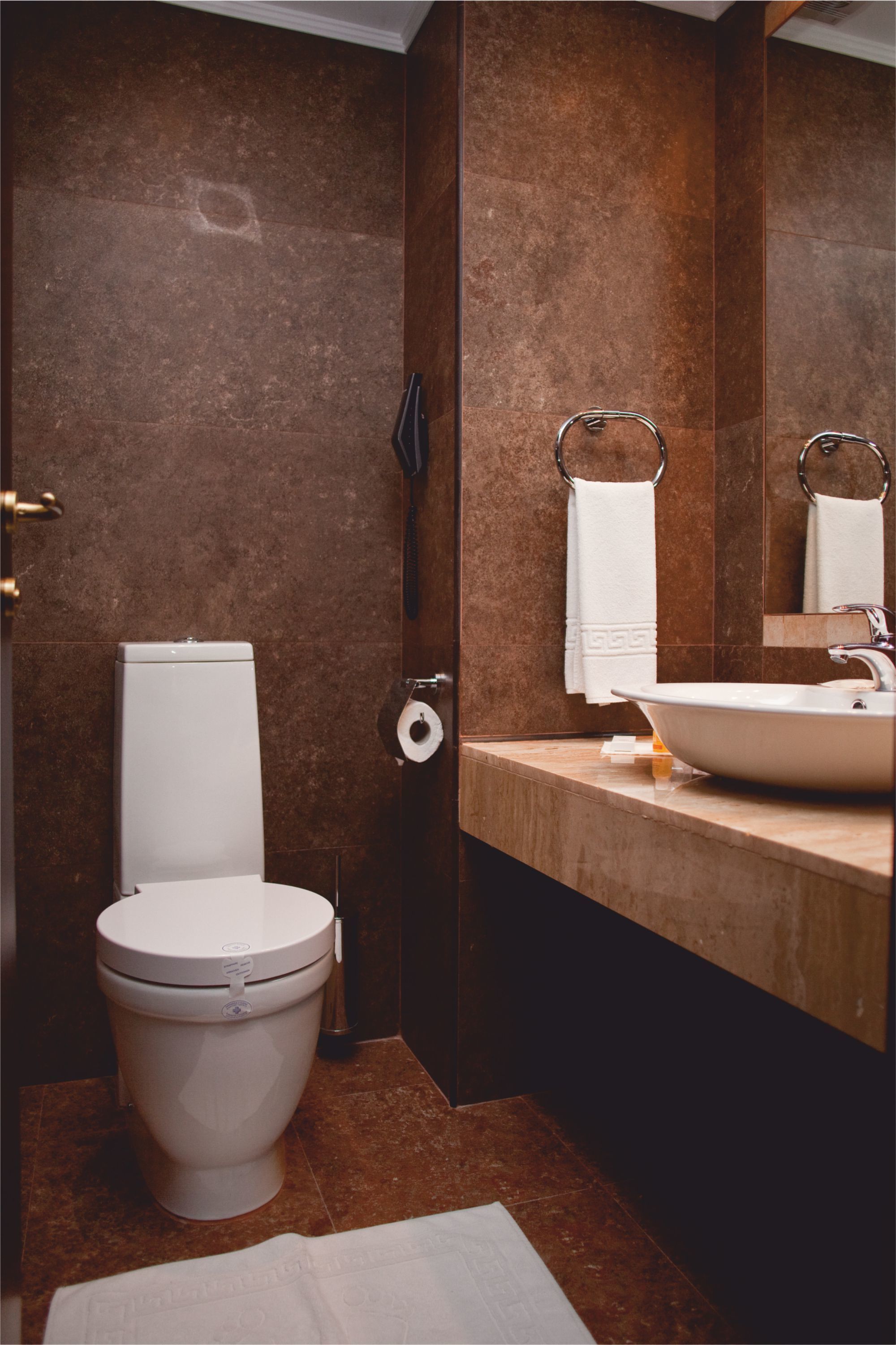 combined shower/bathtub, hair dryer, bathrobes, slippers