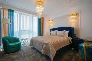 Minibar, caja de seguridad en la habitación y escritorio