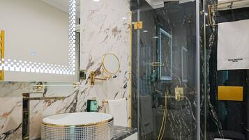 Suite | Bathroom | Shower, free toiletries, hair dryer, towels