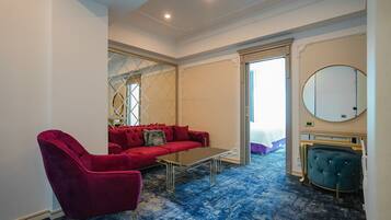 Svit | Minibar, vÀrdeförvaringsskÄp pÄ rummet och skrivbord