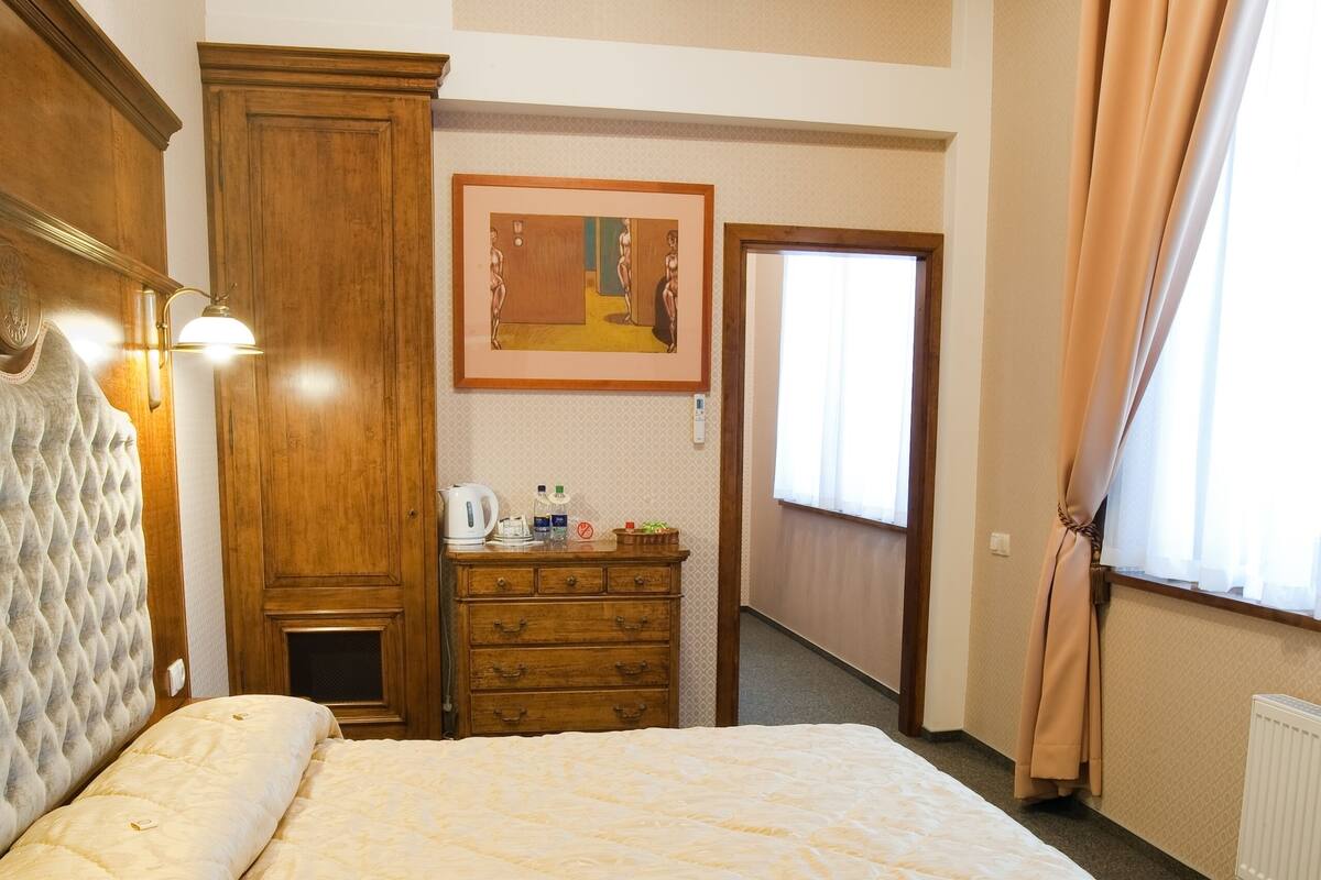 1 Schlafzimmer, Zimmersafe, Schreibtisch, Bügeleisen/Bügelbrett