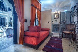 Junior Suite | Living area | TV - Riad Aliya (Marrakech)