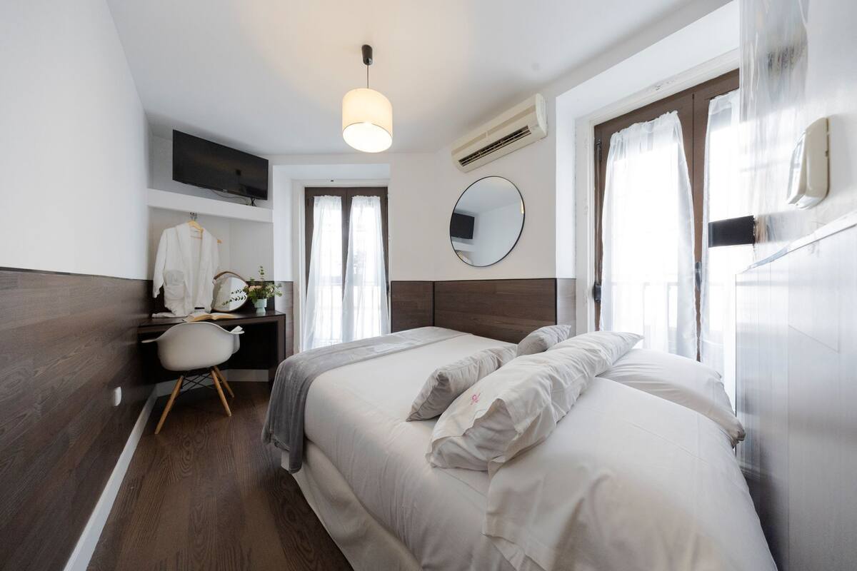 Economy Double Room | Desk, blackout drapes, iron/ironing board (on request), WiFi (free)