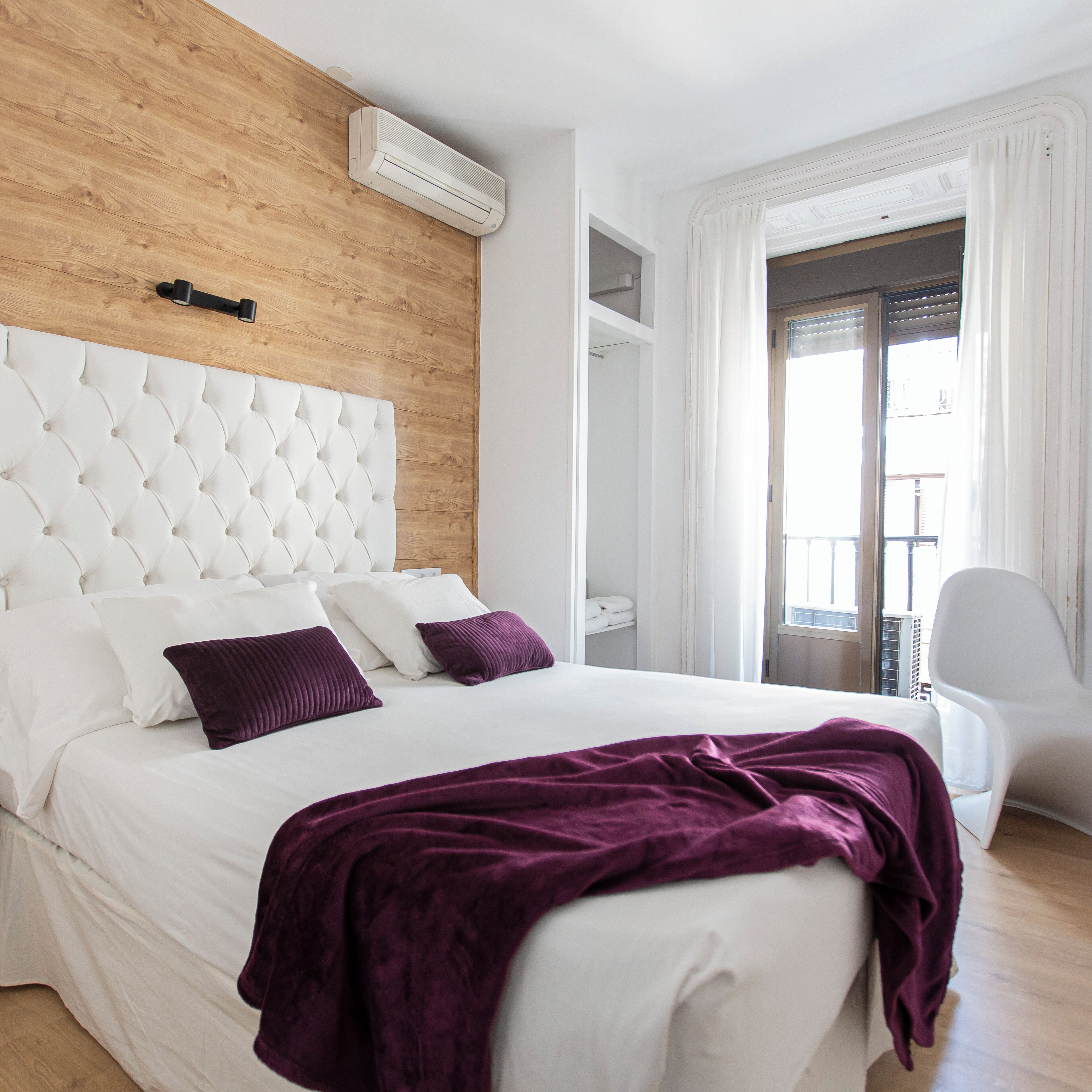 Matelas Select Comfort, coffres-forts dans les chambres, bureau