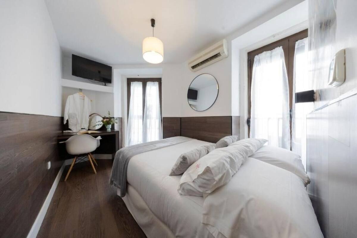Escritorio, cortinas blackout y tabla de planchar con plancha 