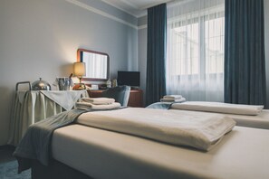 Quarto casal | Cofres nos quartos, escrivaninha, espaço de trabalho para notebook