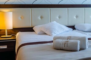 In-room safe, desk, laptop workspace, free cots/infant beds - Hotel Czardasz Spa & Wellness (Plock)