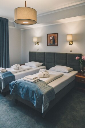 Quarto casal | Cofres nos quartos, escrivaninha, espaço de trabalho para notebook