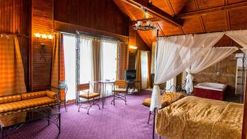 Suite (Sunflower) | 1 bedroom, minibar, in-room safe, desk