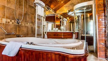 Suite (Sunflower) | Bathroom | Bathtub, free toiletries, hair dryer, bathrobes