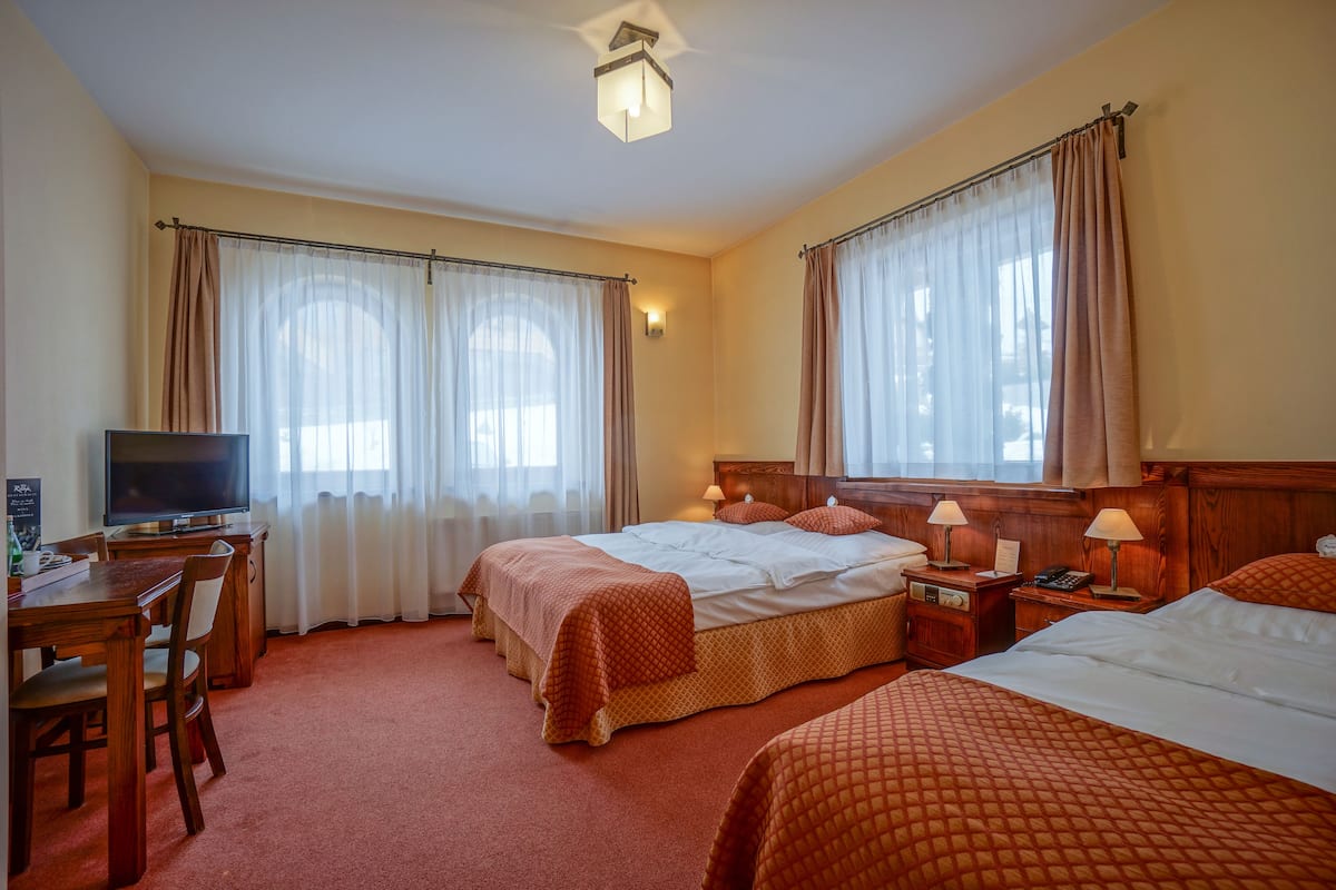 Premium driepersoonskamer | Lakens van Egyptisch katoen, luxe beddengoed, een minibar