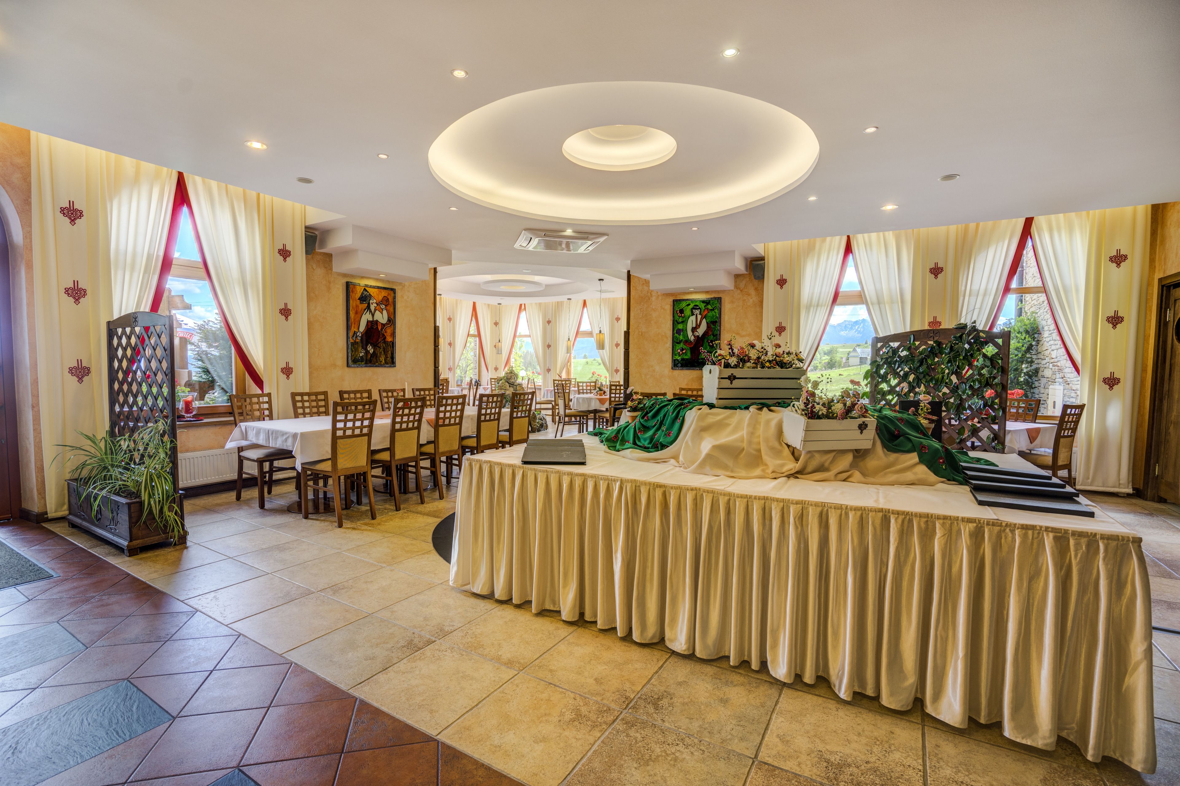 Un comedor con una mesa larga, sillas y una disposición tipo bufé.