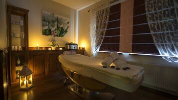 Een bubbelbad, een stoombad, lichaamsbehandelingen, aromatherapie