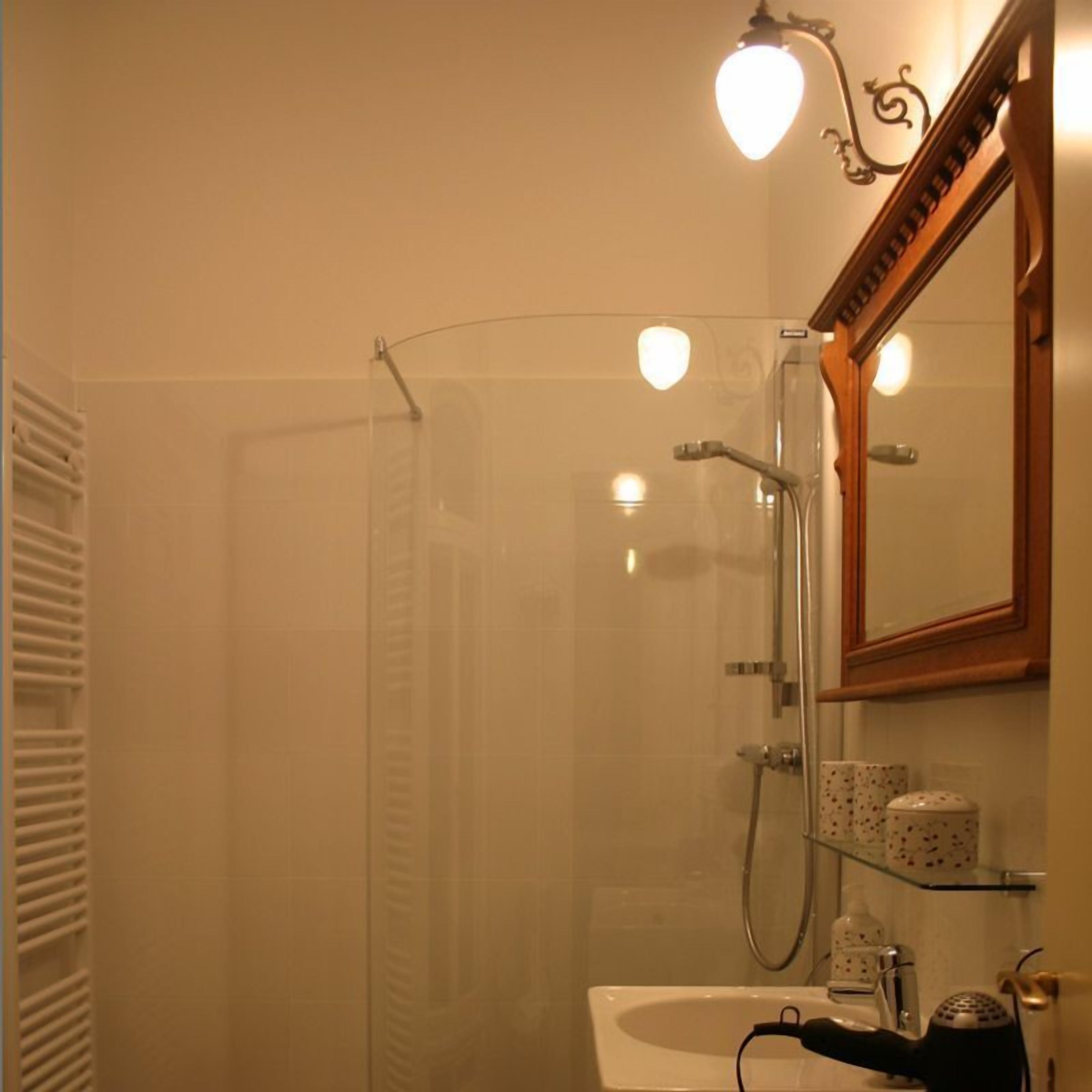 single room, river view | bathroom | free toiletries, hair dryer, towels