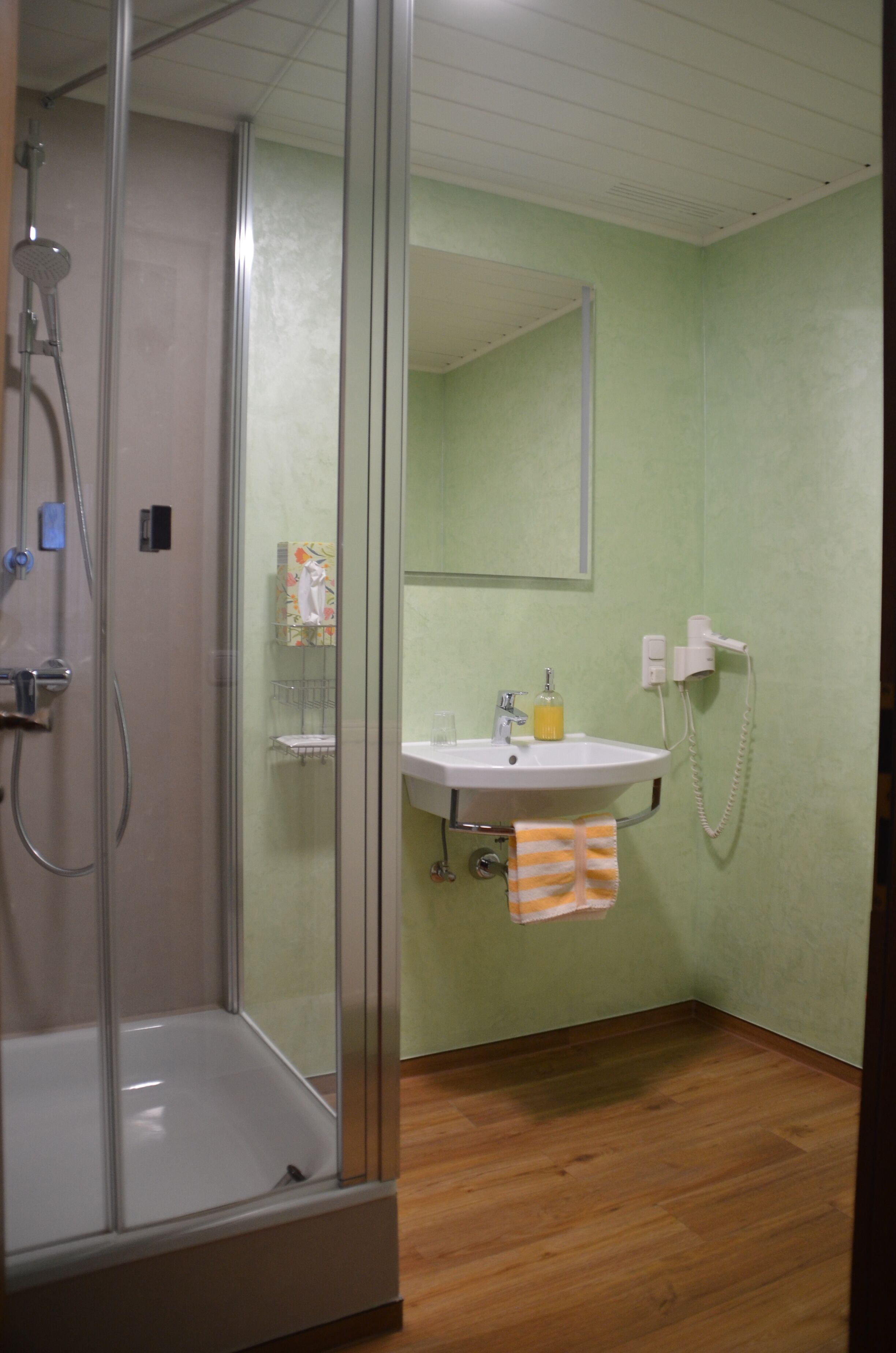 standard room | bathroom | free toiletries, hair dryer, towels