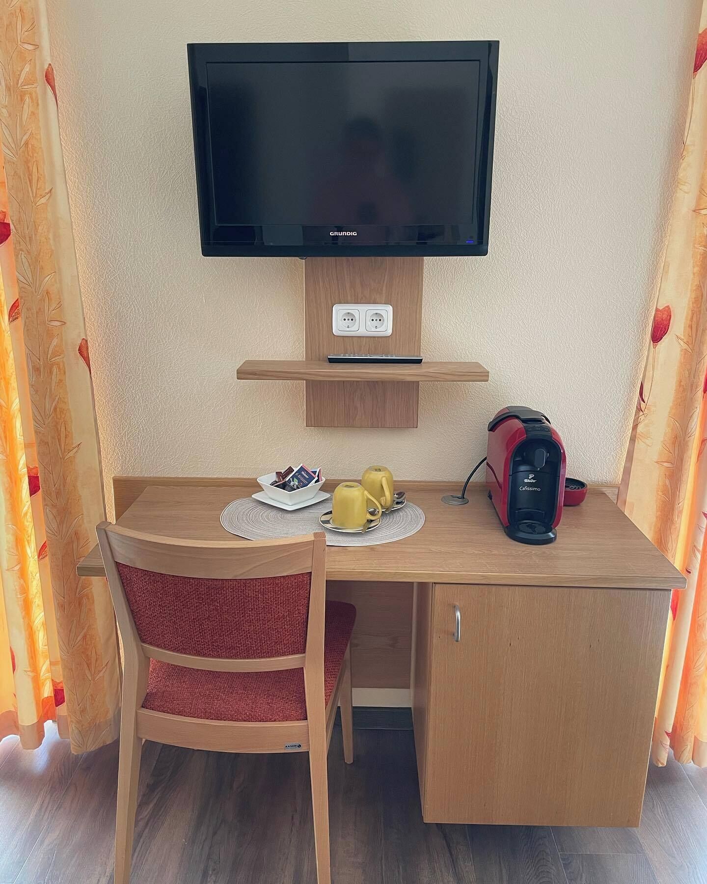 business room | 1 bedroom, in-room safe, desk, blackout curtains