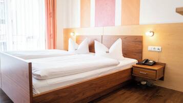 Zimmersafe, Schreibtisch, VerdunkelungsvorhĂ€nge, BĂŒgeleisen/BĂŒgelbrett