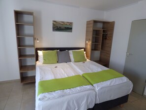 Ropa de cama hipoalergénica, muebles diferentes y escritorio