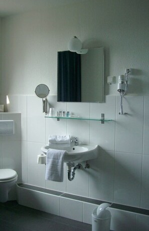 King Room | Bathroom | Shower, free toiletries, hair dryer, towels - Art Inn Hotel Dinslaken (Dinslaken)