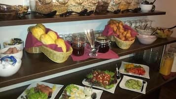 Frukostbuffé på vardagar (EUR 10 per person)