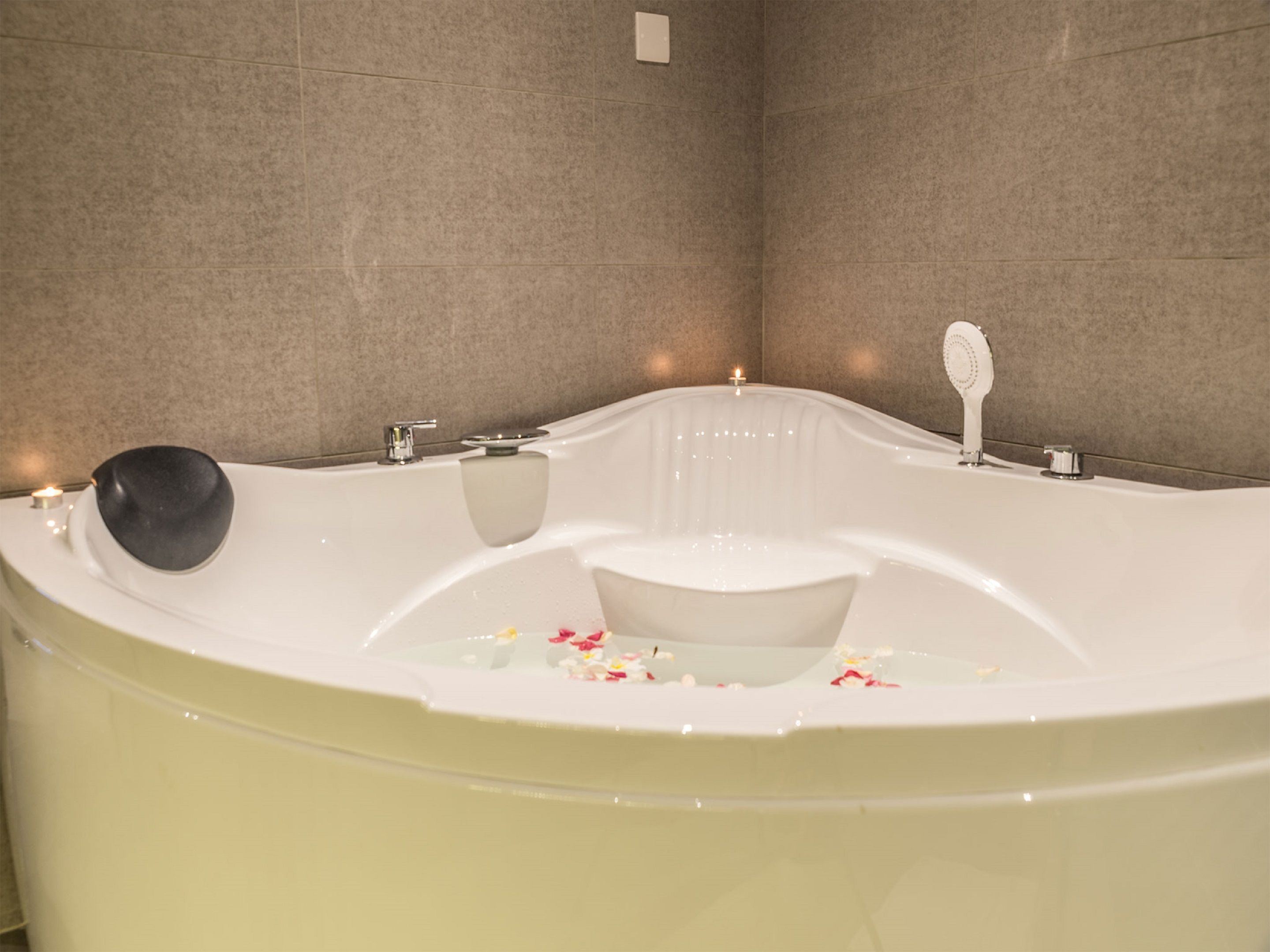 executive suite, 1 king bed, bathtub, beachfront | jetted bathtub