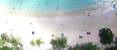 Praia particular nas proximidades, areia branca