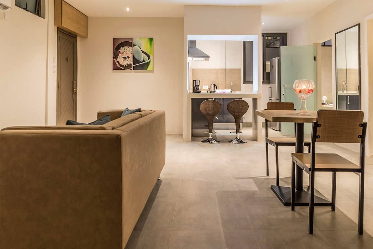 Executive Suite, 1 King Bed, Bathtub, Beachfront | In-room dining